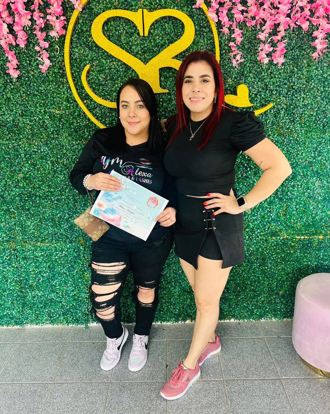 Foto grupal pared de rosas